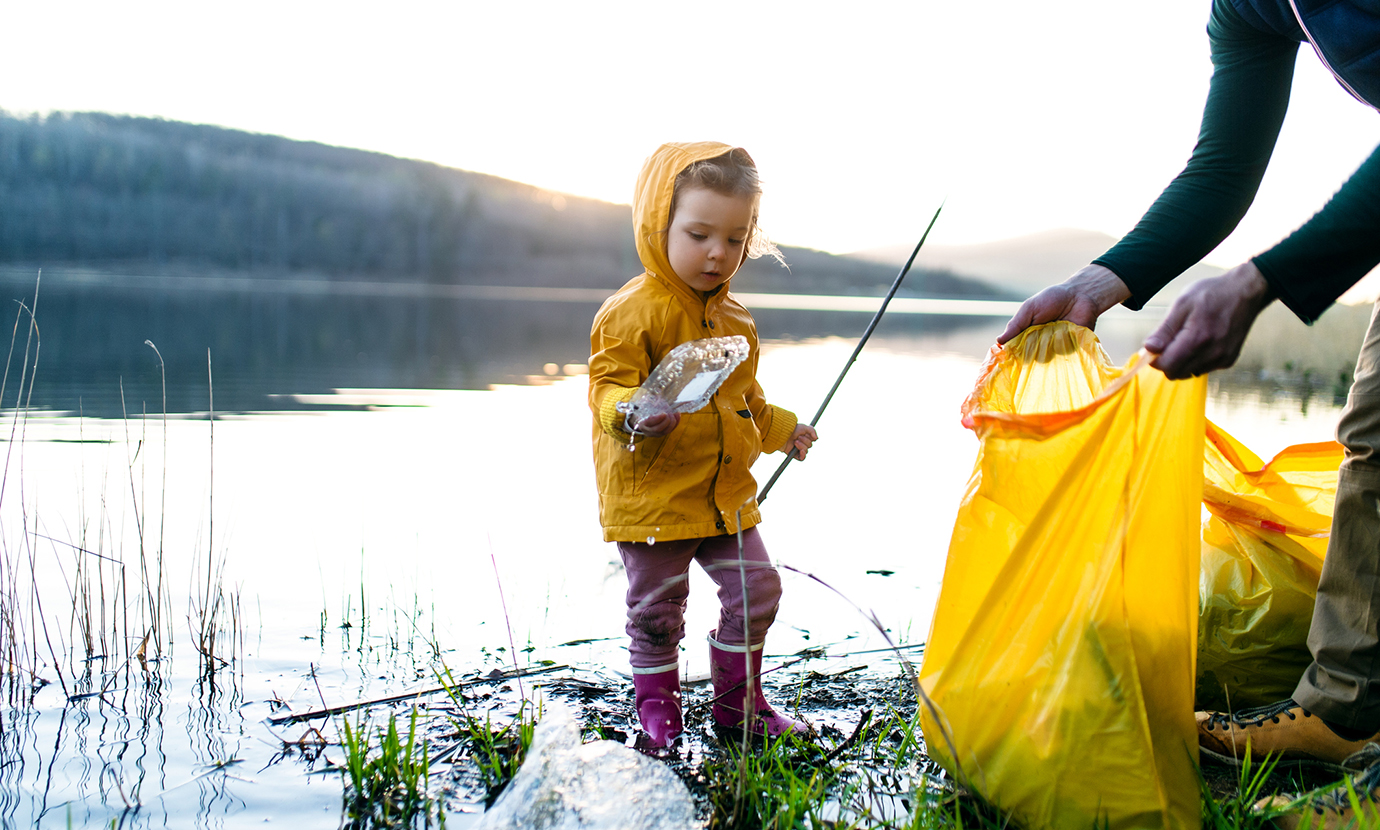 dekorbild barn som plockar plastskräp