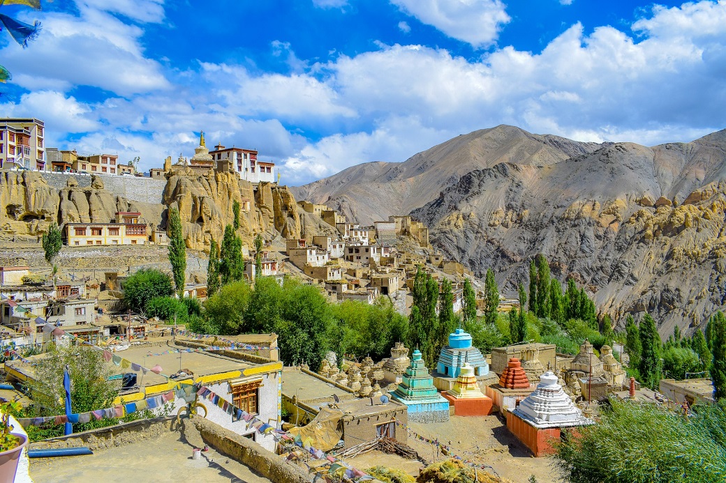 Miljöbild från Ladakh med berg och hus. Fotografi.